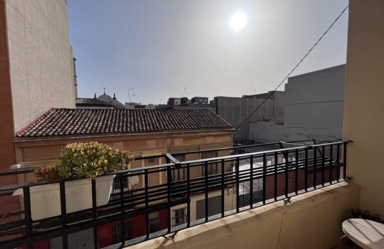 apartment for rent in valencia balcony